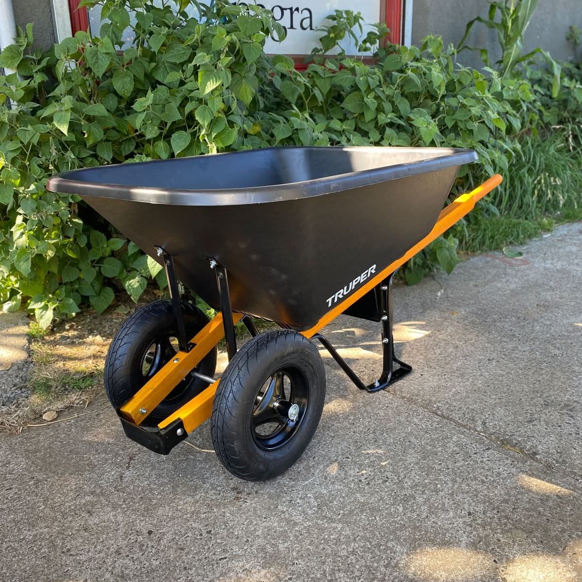 CARRETILLA PLASTICA 8 FT3 DOBLE RUEDA MANGOS DE MADERA TRUPER - Imagen 5